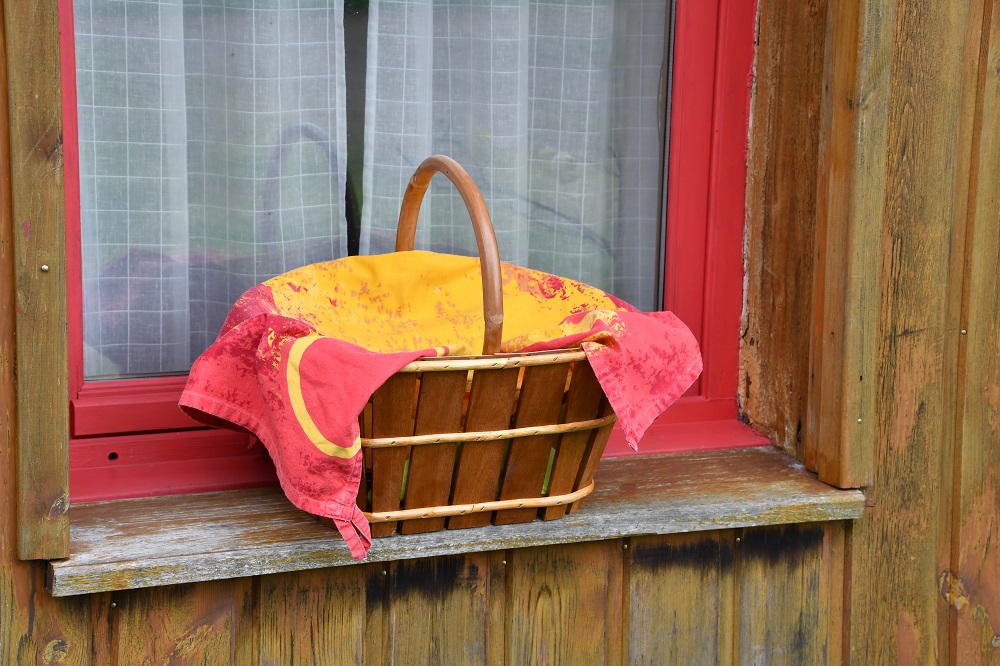 Panier Petit déjeuner déposé sur le rebord de la fenêtre